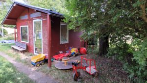 Unser Gartenhäuschen und der Fuhrpark.