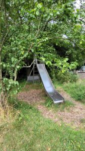 Die Rutsche im Schrebergarten